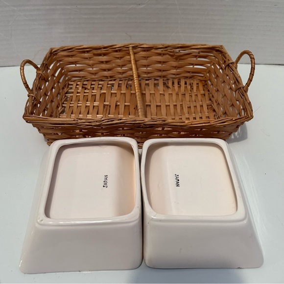 WICKER BASKET DIVIDED SERVING TRAY W/ HANDLES & TWO CERAMIC DISHES HARVEST DECOR - Picture 2 of 4